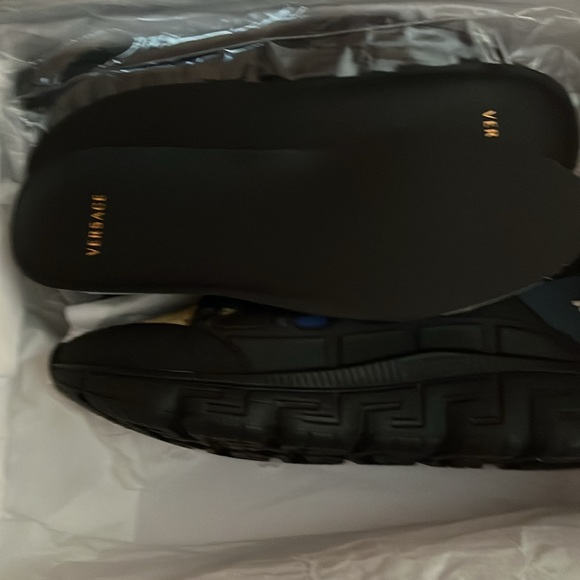 Men’s Size 10 (43) Versace Sneakers - Picture 4 of 12